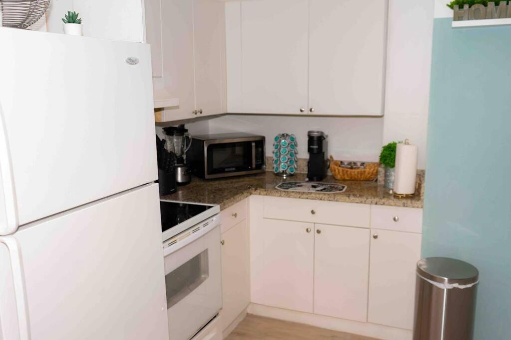 Newly Renovated Condo 5 Min From Airport Майами Экстерьер фото